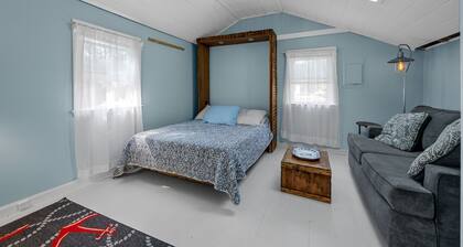 Cozy pet-friendly 1-bedroom cottage near the beach in beautiful Truro with AC