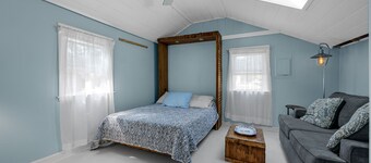 Cozy pet-friendly 1-bedroom cottage near the beach in beautiful Truro with AC