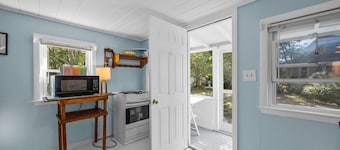 Cozy pet-friendly 1-bedroom cottage near the beach in beautiful Truro with AC