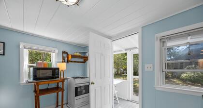 Cozy pet-friendly 1-bedroom cottage near the beach in beautiful Truro with AC