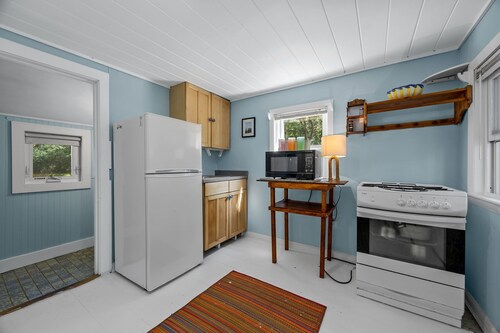 Cozy 1-bedroom cottage in beautiful Truro with AC