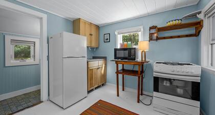 Cozy 1-bedroom cottage in beautiful Truro with AC