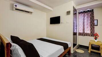 Classic Room | Desk, WiFi (free), bed sheets