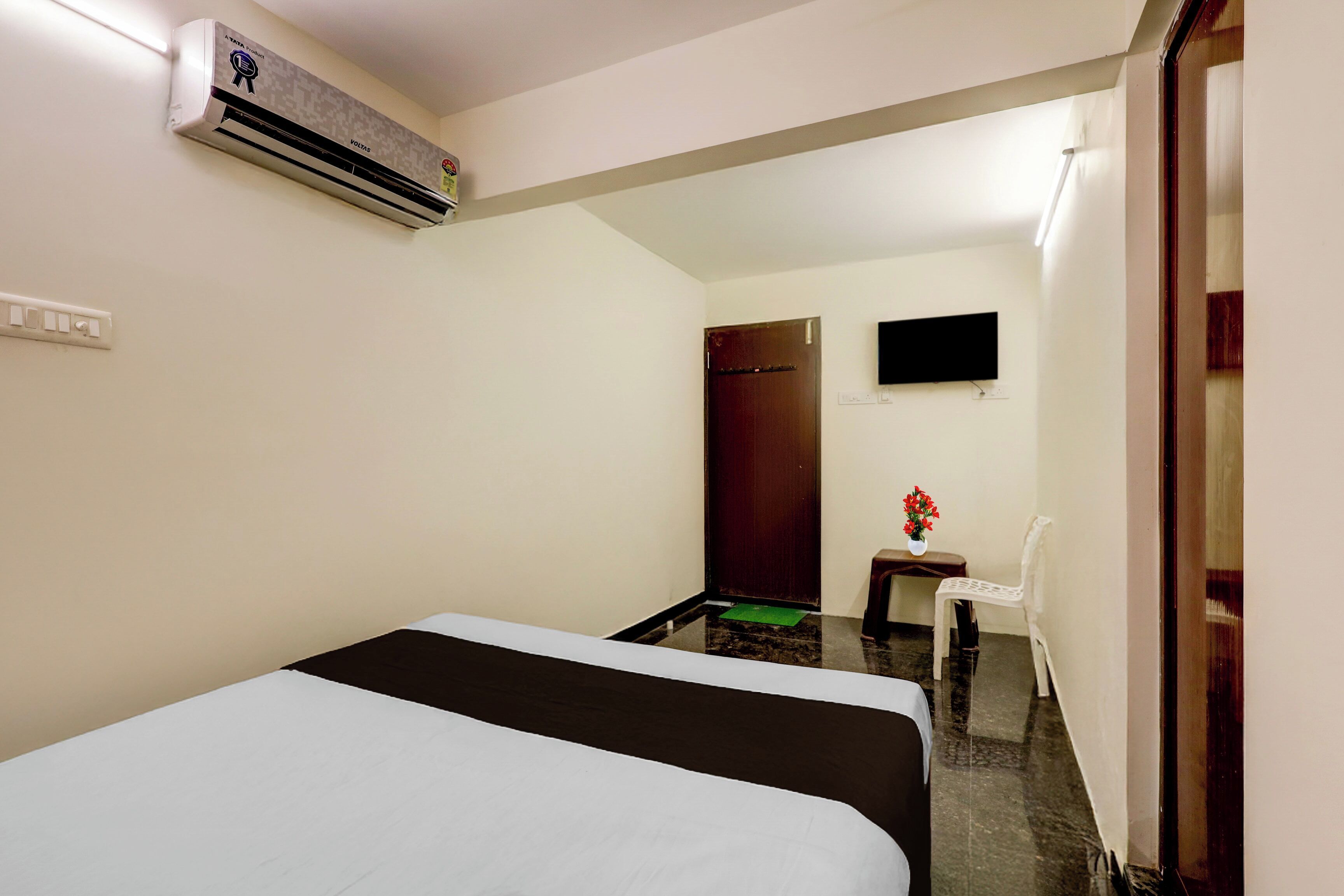 Classic Room | Desk, WiFi (free), bed sheets