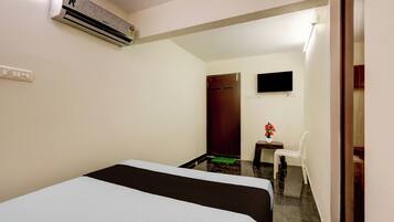 Classic Room | Desk, WiFi (free), bed sheets