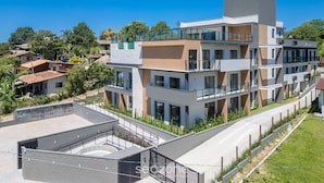 A multi-story building with balconies, a rooftop terrace, and a landscaped area. - Studio in Center of Rosa, Rooftop w/ Pool Rso0010 (Imbituba)