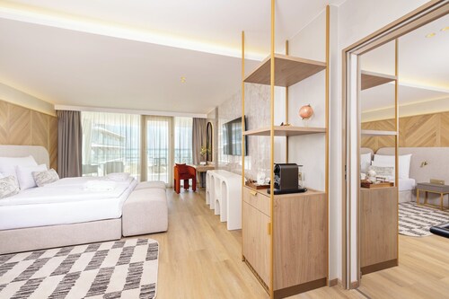 BIRGÉS HOTEL Lifestyle and View