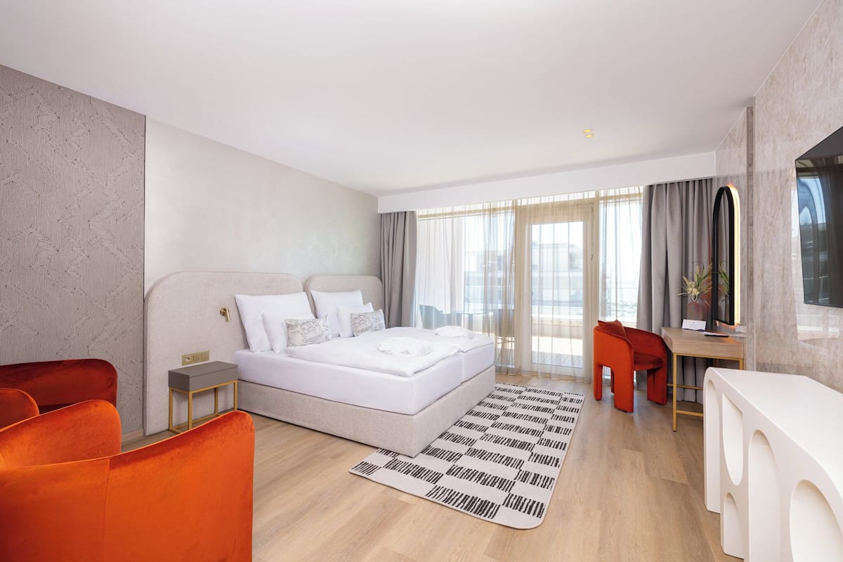 Hypo-allergenic bedding, minibar, free cots/infant beds, free WiFi