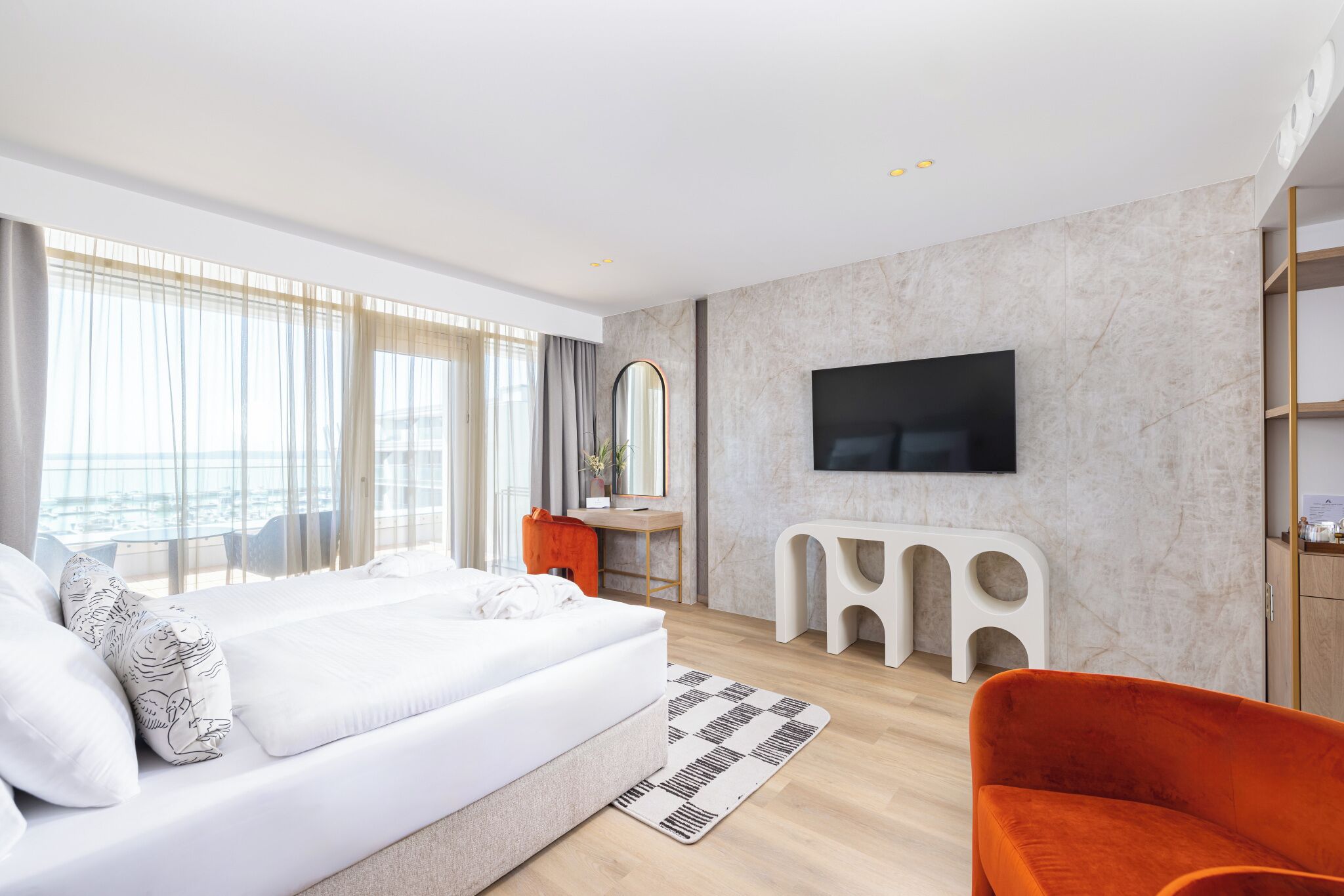 Superior room with panoramic and pool view with balcony | 防过敏的被褥、迷你吧、免费婴儿床、免费 WiFi