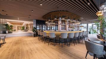 2 bars/lounges, poolside bar