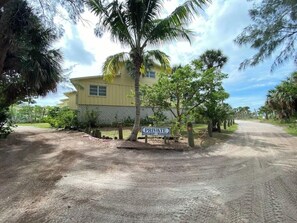 A private property with a dirt road, a house, and a sign indicating 'PRIVATE.' - Susie's LGI - Free Ferry + Golf Cart + Pool (Placida)