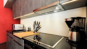 Coffee/tea maker, fridge, microwave, oven