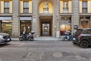 A street view with a building housing a nail salon, a cosmetic center, and a HD Surface store. - Moscova Boutique - One Apartment with Wi-Fi and Air Conditioning (Milan)