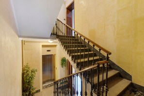 A staircase with a wooden handrail and black balusters, leading to a landing with a door marked '3'. - Moscova Boutique - Two Apartment with Wi-Fi and Air Conditioning (Milan)