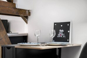 Ein Tisch mit zwei Weingläsern und einem gerahmten Schild mit Text.