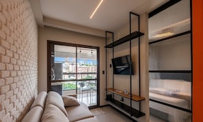 Basic-Apartment | Wohnbereich | 40-Zoll-Smart-TV mit Digitalempfang