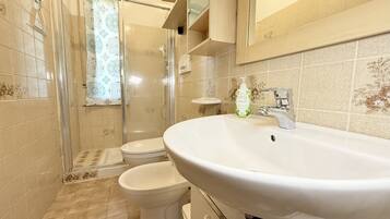 Dusche, Bidet, Handtücher