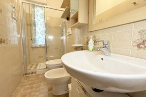 Dusche, Bidet, Handtücher