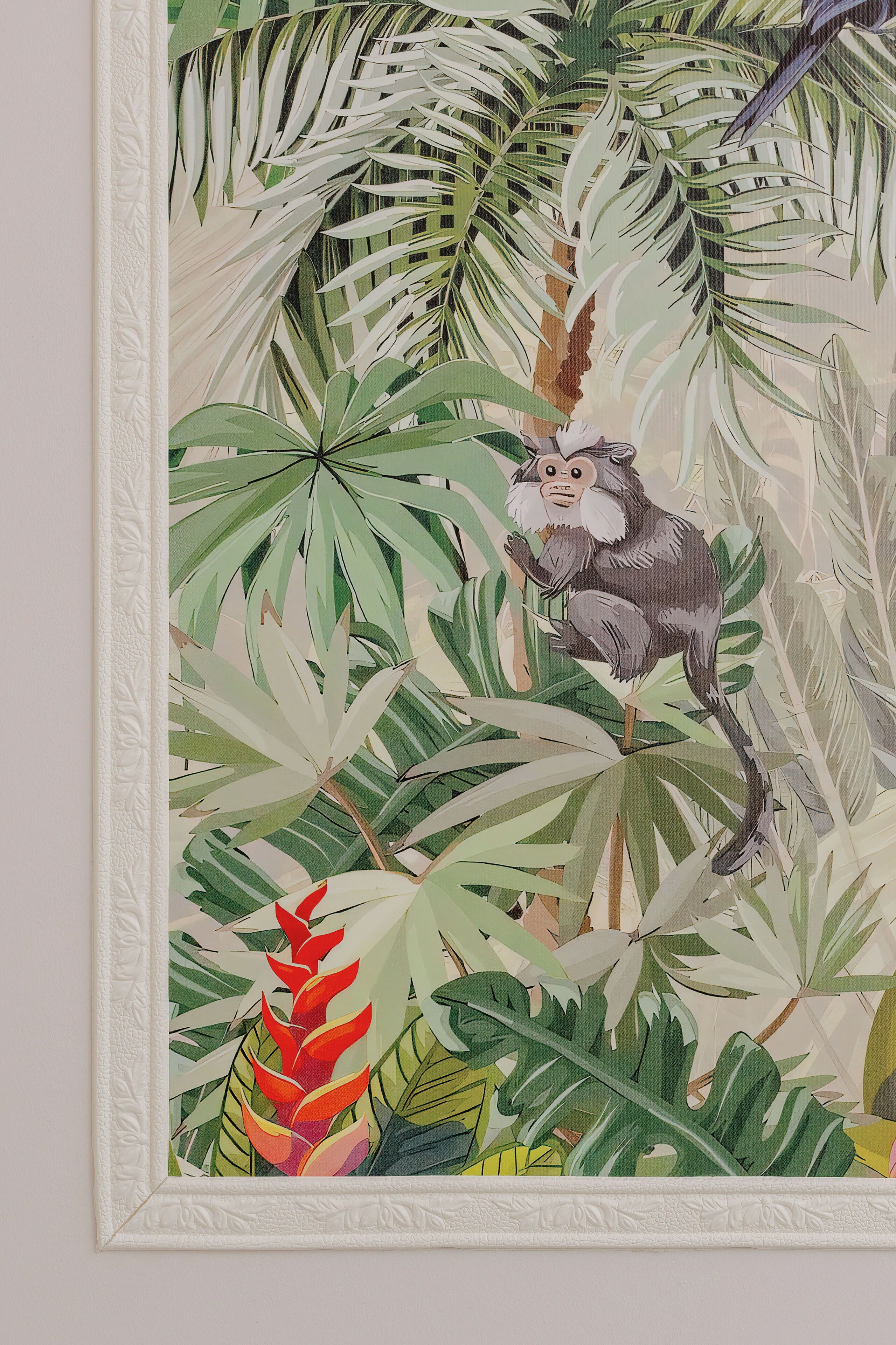 Une œuvre d’art encadrée représentant un singe au milieu d’une végétation tropicale.