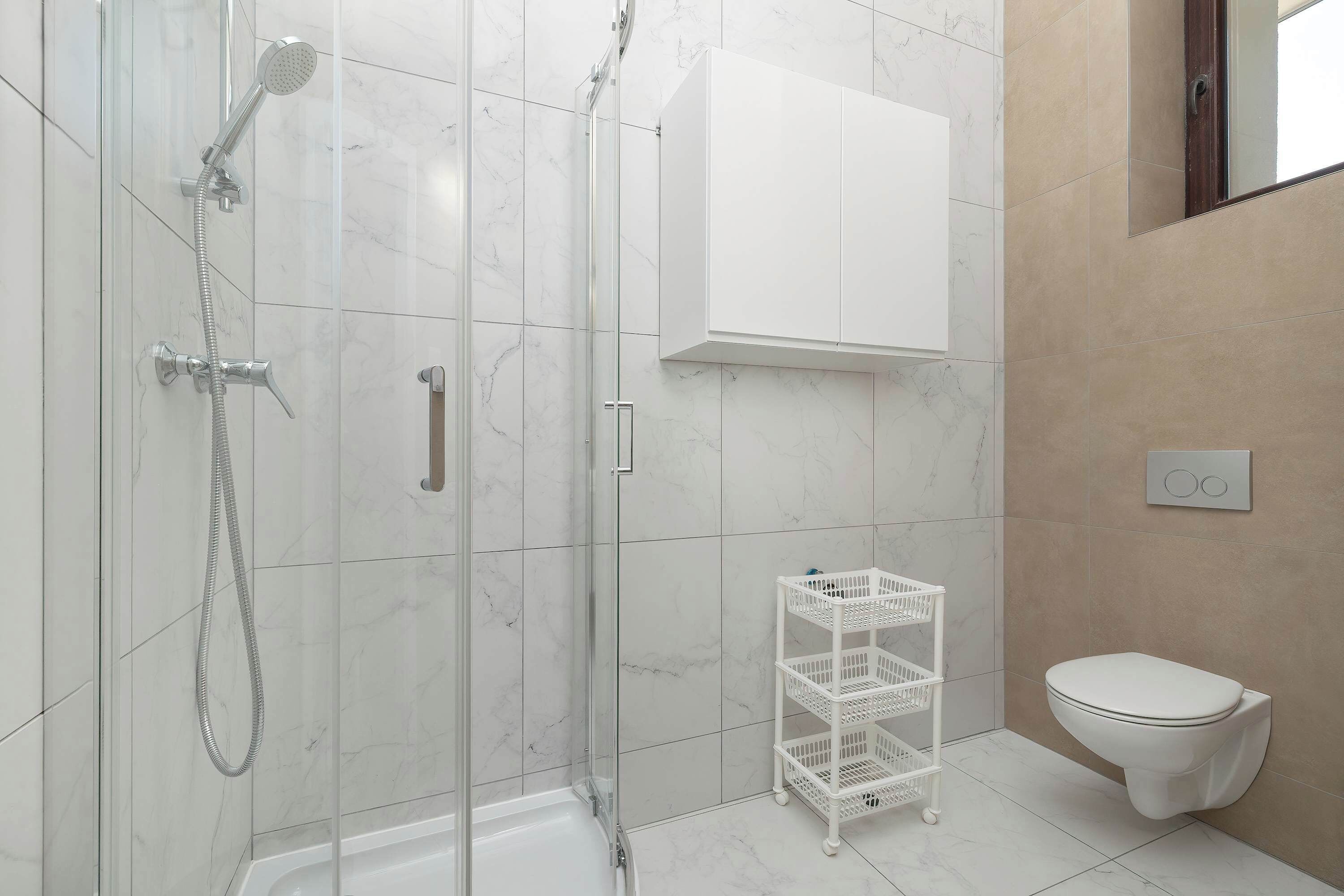 Shower, hair dryer, towels, shampoo