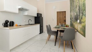 Wasserkocher mit Kaffee-/Teezubehör, Kühlschrank, Mikrowelle, Herdplatte