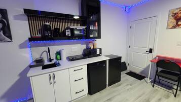 Coffee/tea maker, fridge, microwave, stovetop
