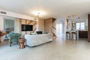 Apartment | Living area | Fireplace