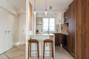 Apartamento | Cozinha privada | Cafeteira/chaleira, geladeira, micro-ondas, fogão