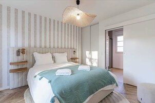 4 habitaciones y espacio para trabajar con laptop 