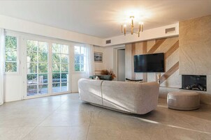 Apartment | Living area | Fireplace