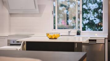 Coffee/tea maker, fridge, microwave, oven