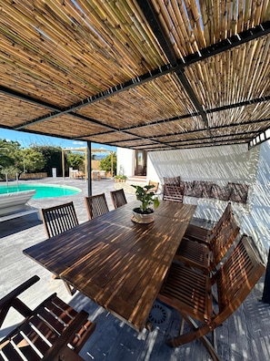 Outdoor dining - Villa 'Finca Raziel' with Pool, Mountain Views, and Wi-Fi (Cártama)