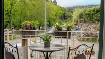 Basic-Zimmer, Balkon, Stadtblick | Speisen im Freien