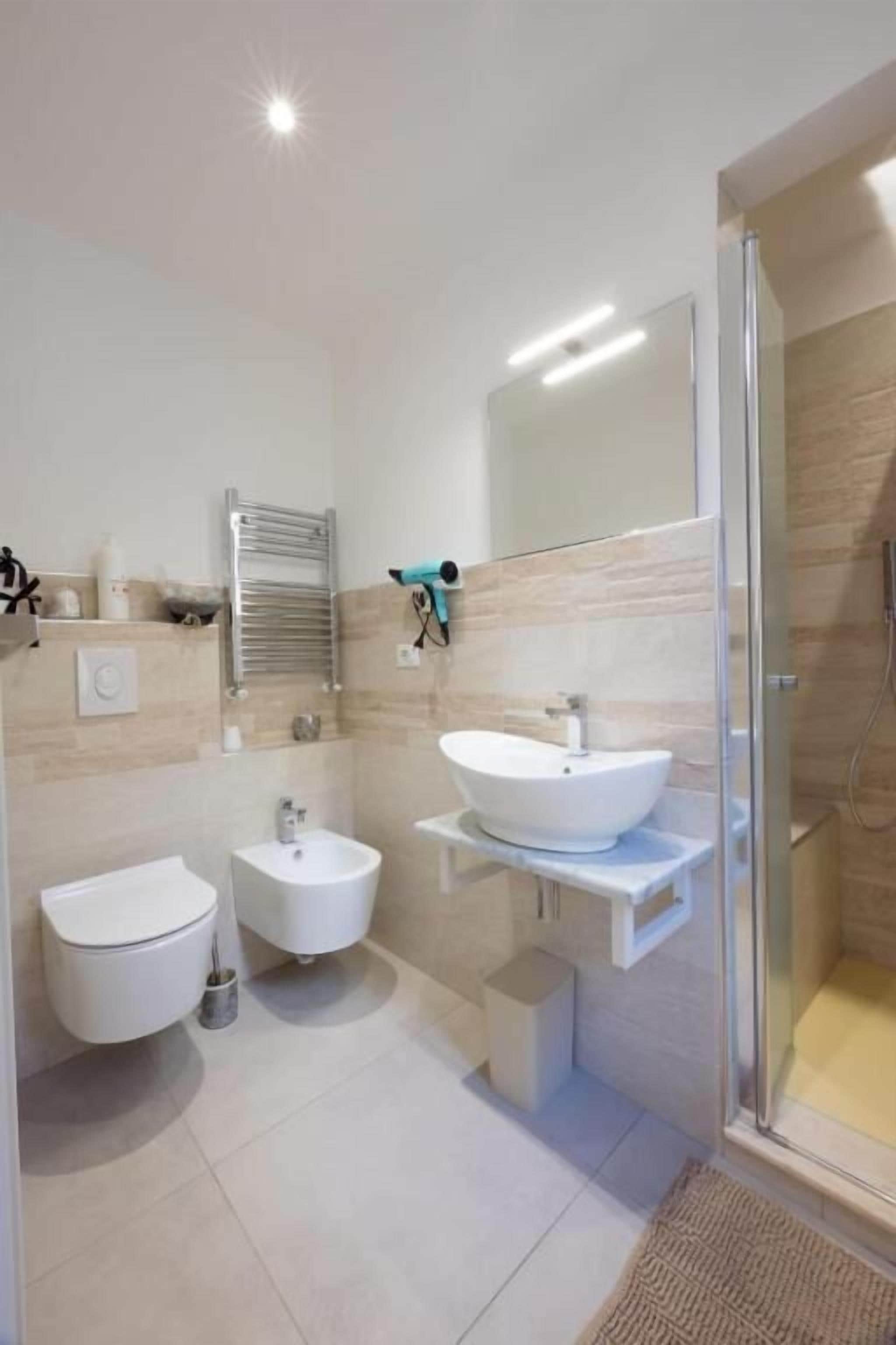 Quarto conforto, suíte, vista para a cidade | Banheiro | Toalhas de banho 