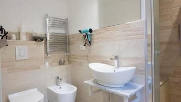 Quarto conforto, suíte, vista para a cidade | Banheiro | Toalhas de banho