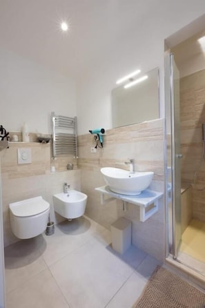 Comfort Room, Ensuite, City View | Bathroom | Towels