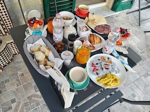 Café da manhã com pratos da culinária local grátis todos os dias