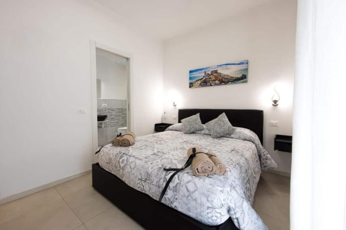 Deluxe-Zimmer, eigenes Bad, Stadtblick | Italienische Bettbezüge von Frette, hochwertige Bettwaren