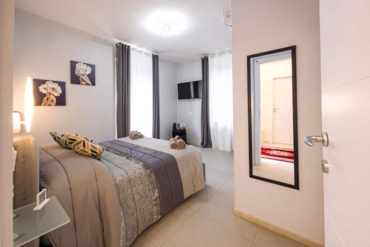Premier-Zimmer, eigenes Bad, Stadtblick | Italienische Bettbezüge von Frette, hochwertige Bettwaren