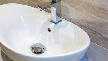 Chambre Confort, salle de bains attenante, vue ville | Salle de bain