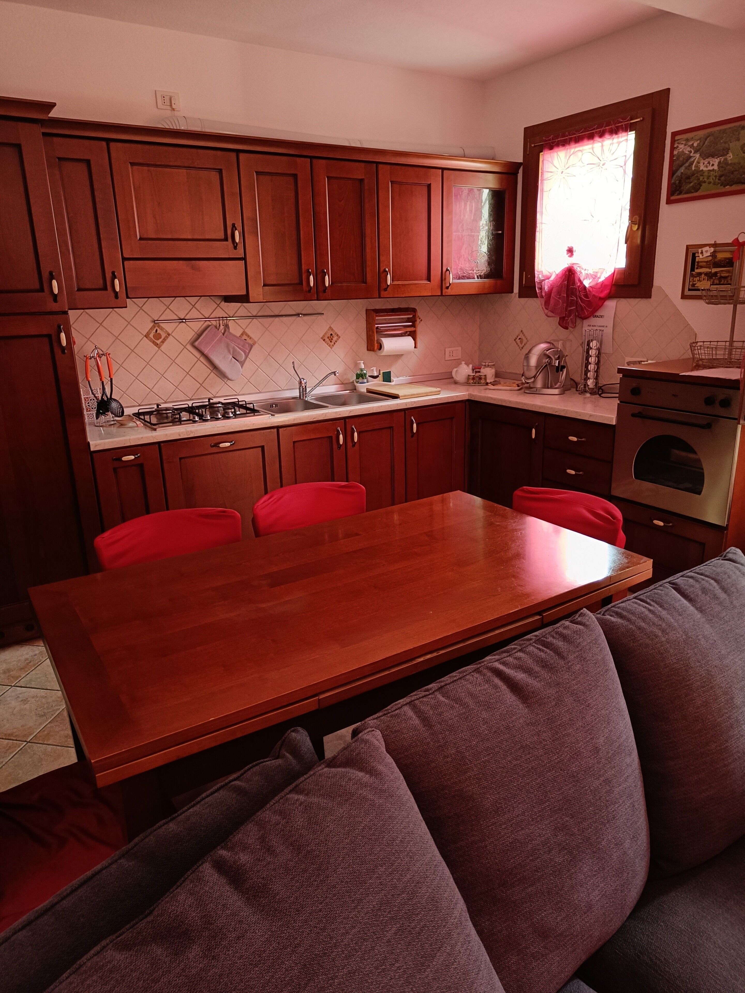 Coffee/tea maker, fridge, oven, stovetop