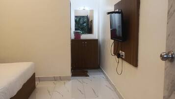 Deluxe Room, Balcony, Garden View | Free WiFi