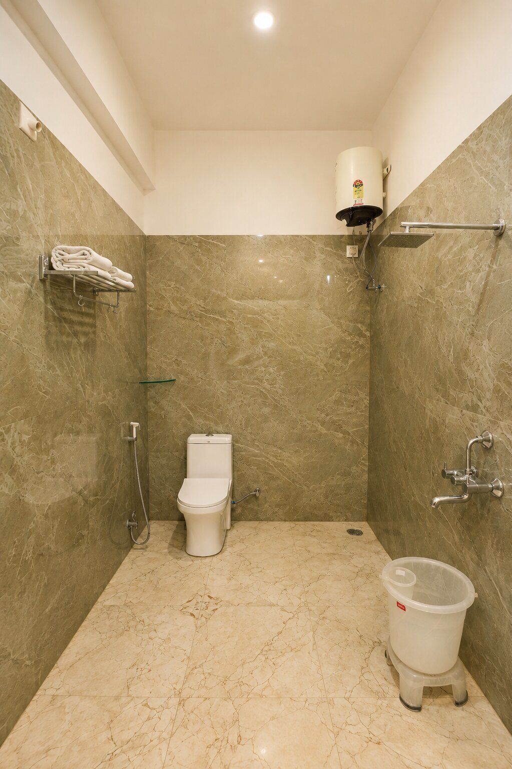 Un baño con inodoro, ducha y toallero.