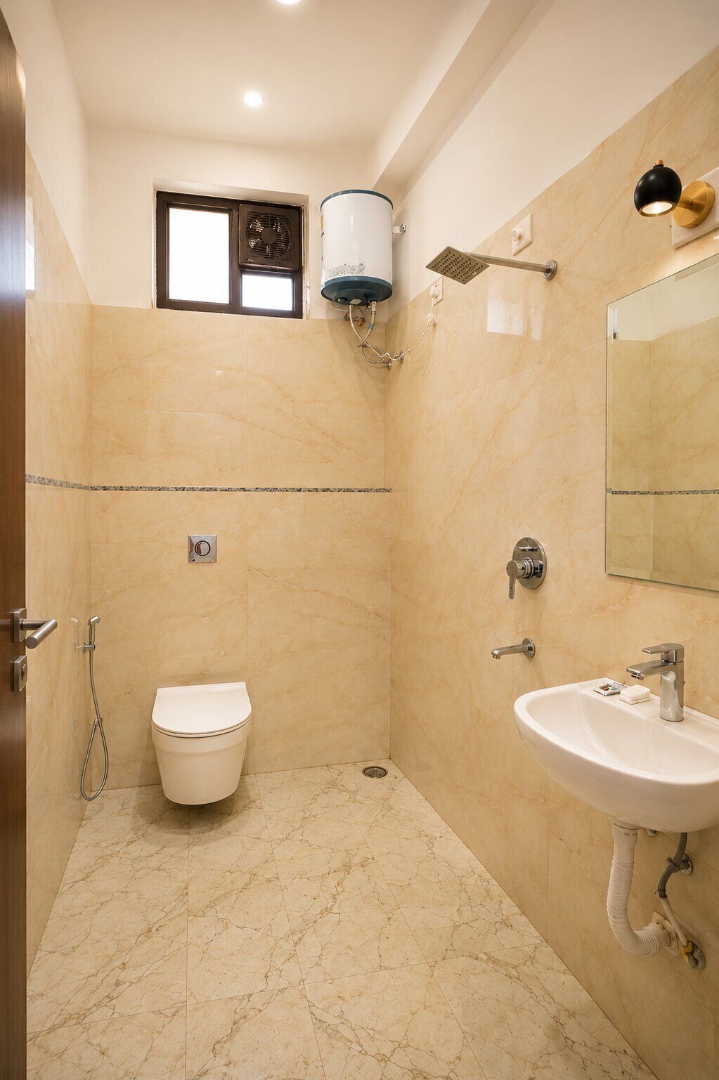 Une salle de bain équipée de toilettes, d’un lavabo, d’une douche et d’une fenêtre.