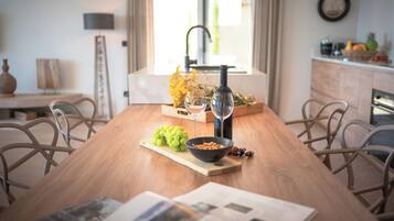 Vila superluxo, vista para o mar | Cozinha privada | Geladeira, micro-ondas, fogão, cooktop