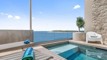 Villa de lujo, vista al mar | Alberca | Alberca al aire libre