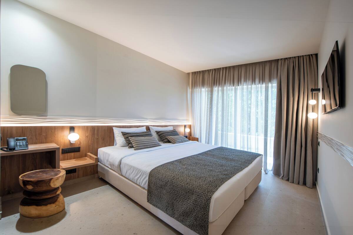 Classic Double or Twin Room | Hypo-allergenic bedding available, in-room safe, laptop workspace