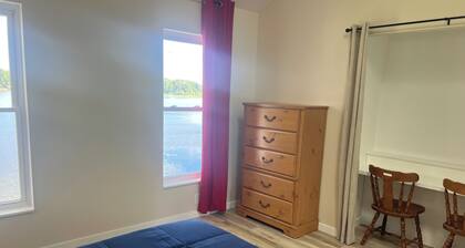 Custom Lake House get-a-way. Tranquil 4-bedroom house with AC on Crispell Lake