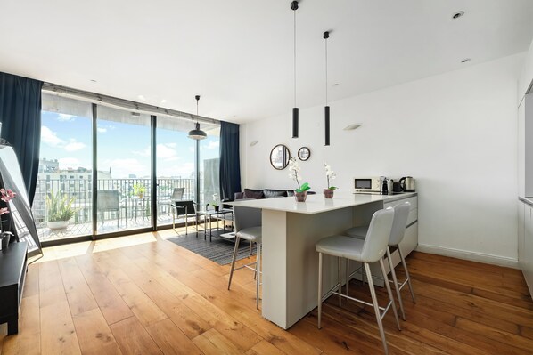 Interior - Sky-High Neve Tzedek 1BR Terrace & Pool (Tel Aviv-Yafo)