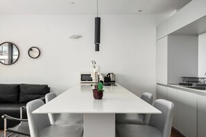 Dining - Sky-High Neve Tzedek 1BR Terrace & Pool (Tel Aviv-Yafo)